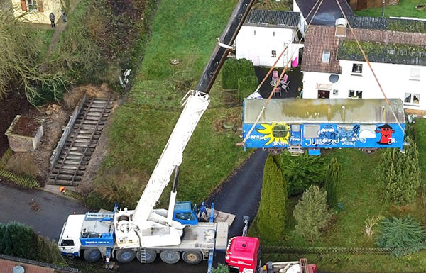 Speedlog transportiert einen Eisenbahnwaggon - Speedlog GmbH - Internationale Spedition & Logistik