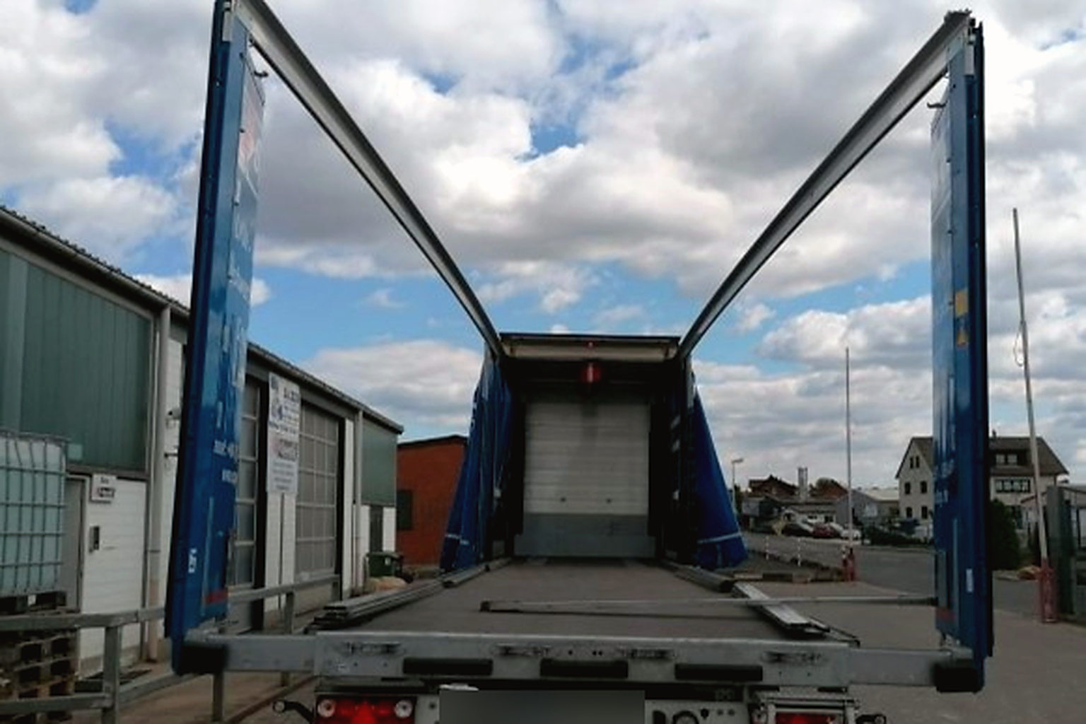 Verbreiterbarer Speedlog-Megatrailer mit geöffneter Heckkonstruktion