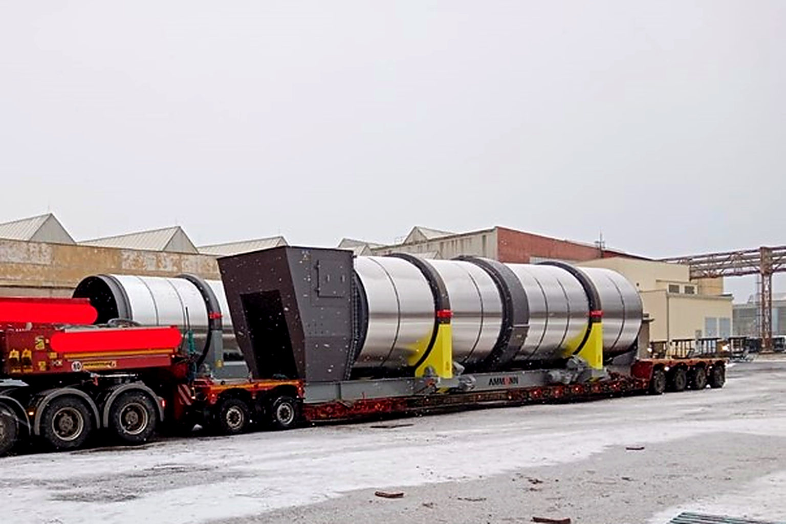 Schwertransport einer großen Trommel für eine Asphaltmischanlage auf einem Spezialauflieger Schwertransport einer großen Trommel für eine Asphaltmischanlage auf einem Spezialauflieger